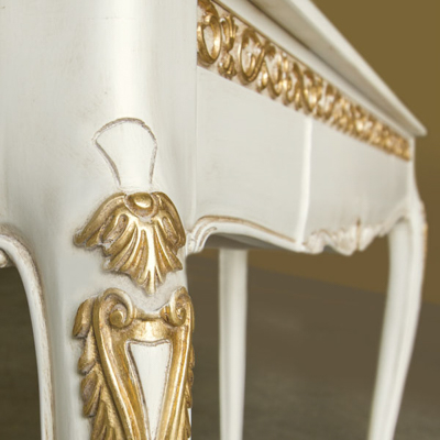 Bianco patinato con foglia oro