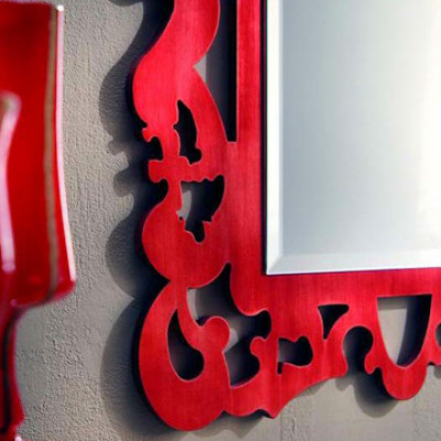 Cornice laccata rossa