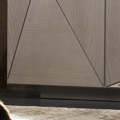 Madia con zoccolo chiuso