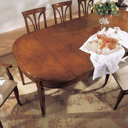 Tavolo ovalino allungabile, dettaglio del legno intarsiato